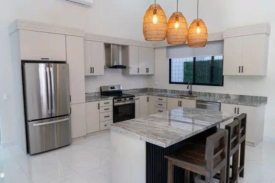 Quepos 10 — kitchen