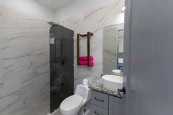 Quepos 8 — bathroom