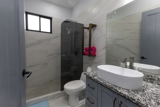 Quepos 8 — bathroom