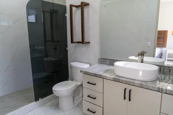 Quepos 10 — bathroom