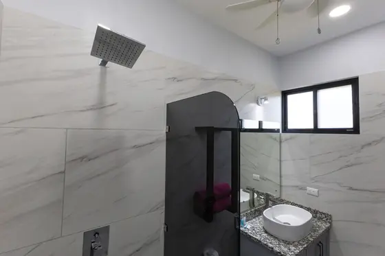 Quepos 8 — bathroom