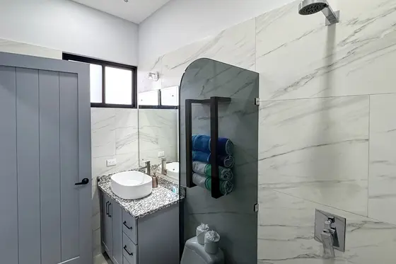 Quepos 8 — bathroom