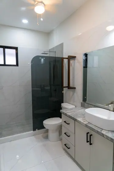 Quepos 10 — bathroom