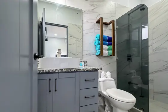 Quepos 8 — bathroom